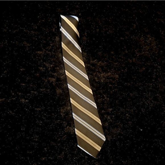 IZOD 100% silk tie - Picture 1 of 3